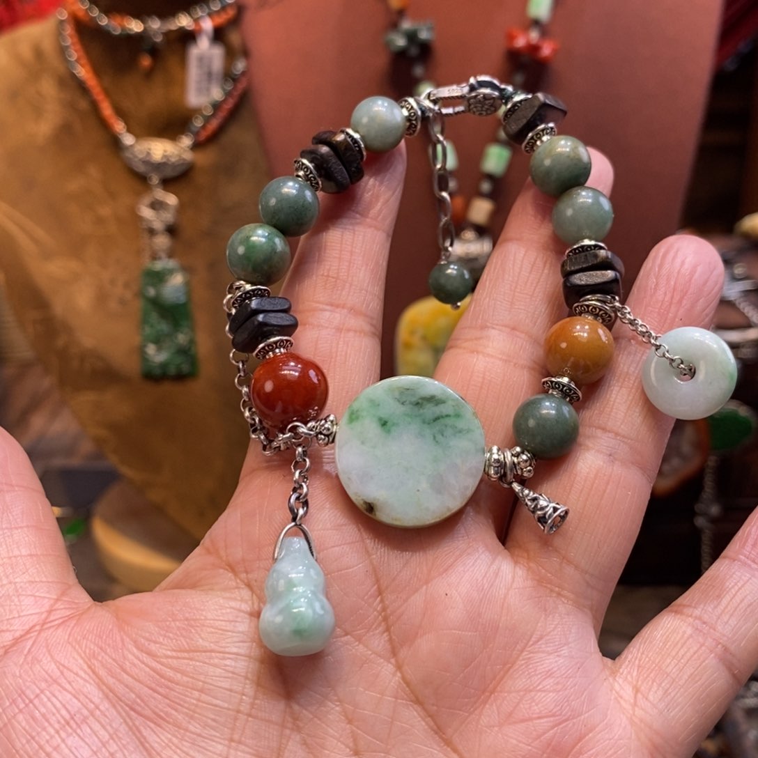 翡翠吊坠(赠链)未镶嵌