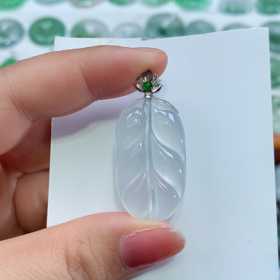 翡翠18K金镶嵌颈饰叶子