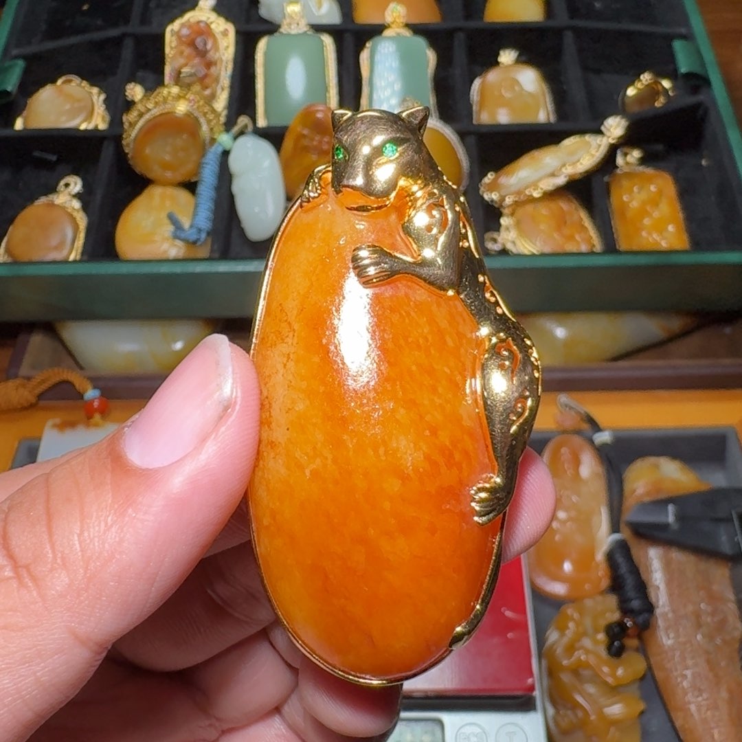 和田玉颈饰18K金镶嵌菁**室