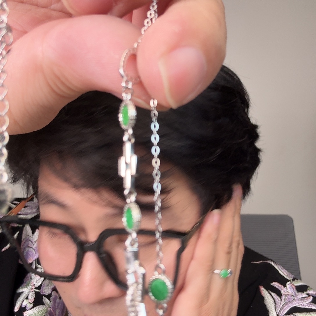 翡翠未镶嵌颈饰一件