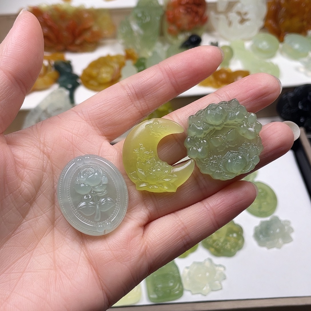 周***～蛇纹石玉未镶嵌颈饰