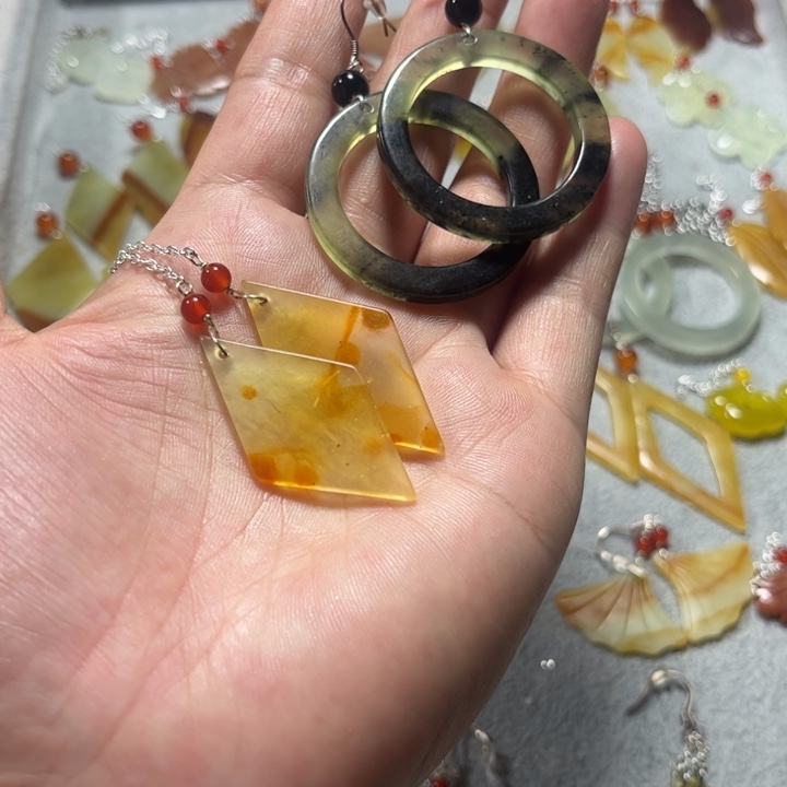 蛇纹石玉合金吊坠