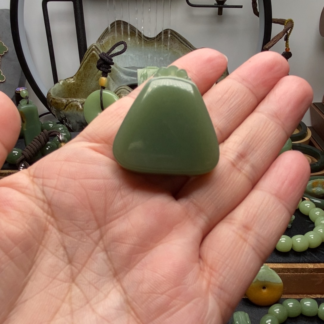 岫岩老玉（透闪石质玉）吊坠未镶嵌