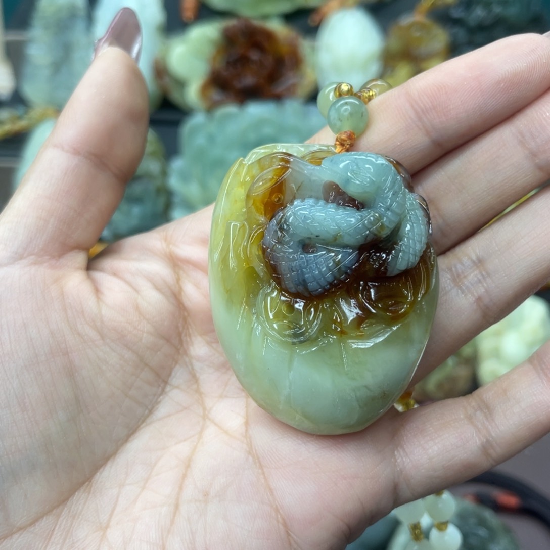 蛇纹石玉颈饰未镶嵌