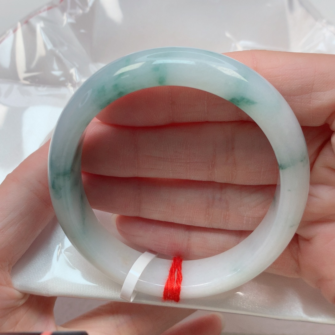 翡翠手镯未镶嵌57贵妃 白底飘灵动蓝花 高性价比