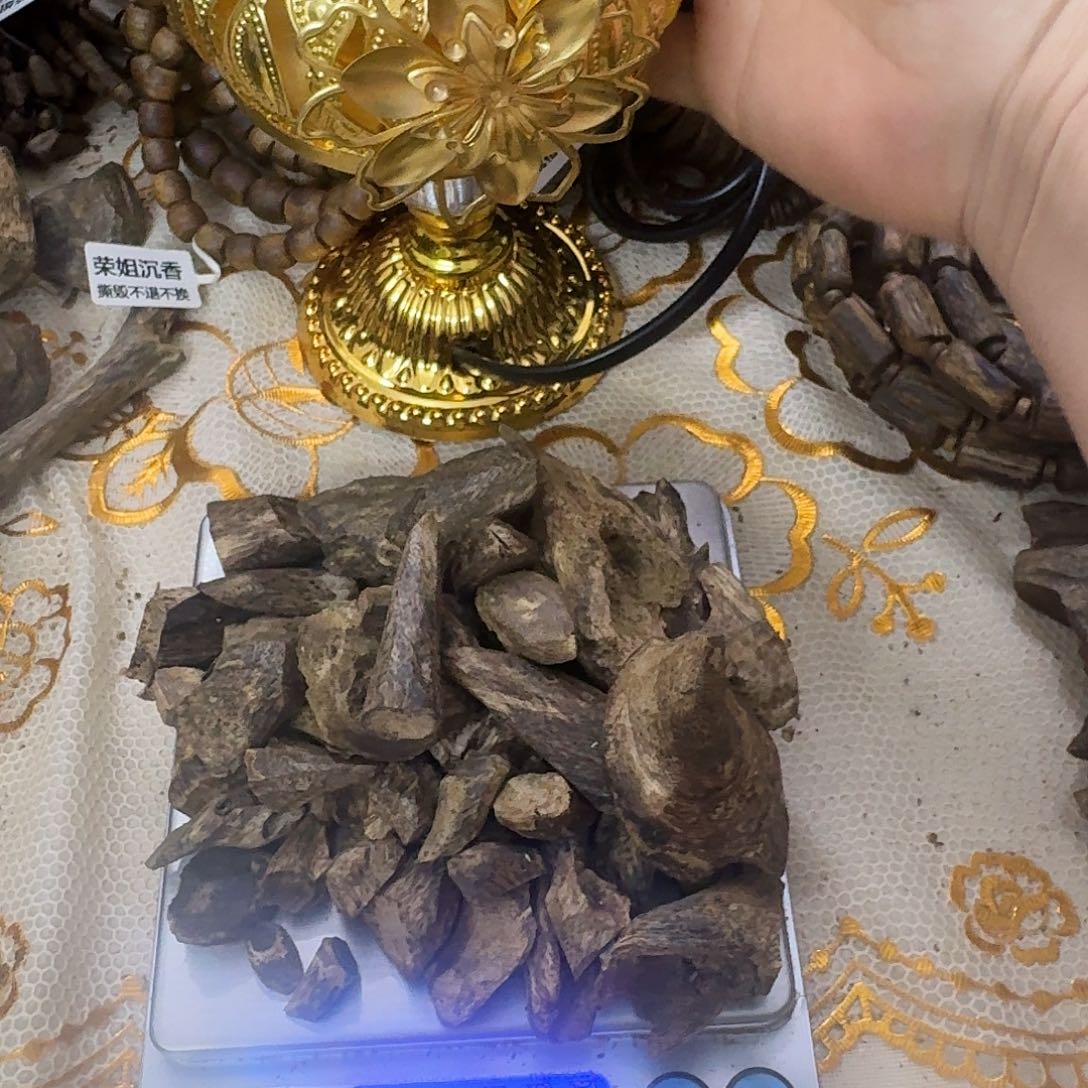 沉香木手把件小*白奇树丁壳子71克发货送个炉子