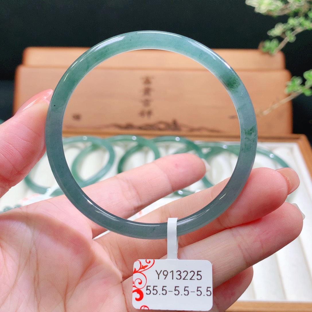 翡翠手镯未镶嵌天然