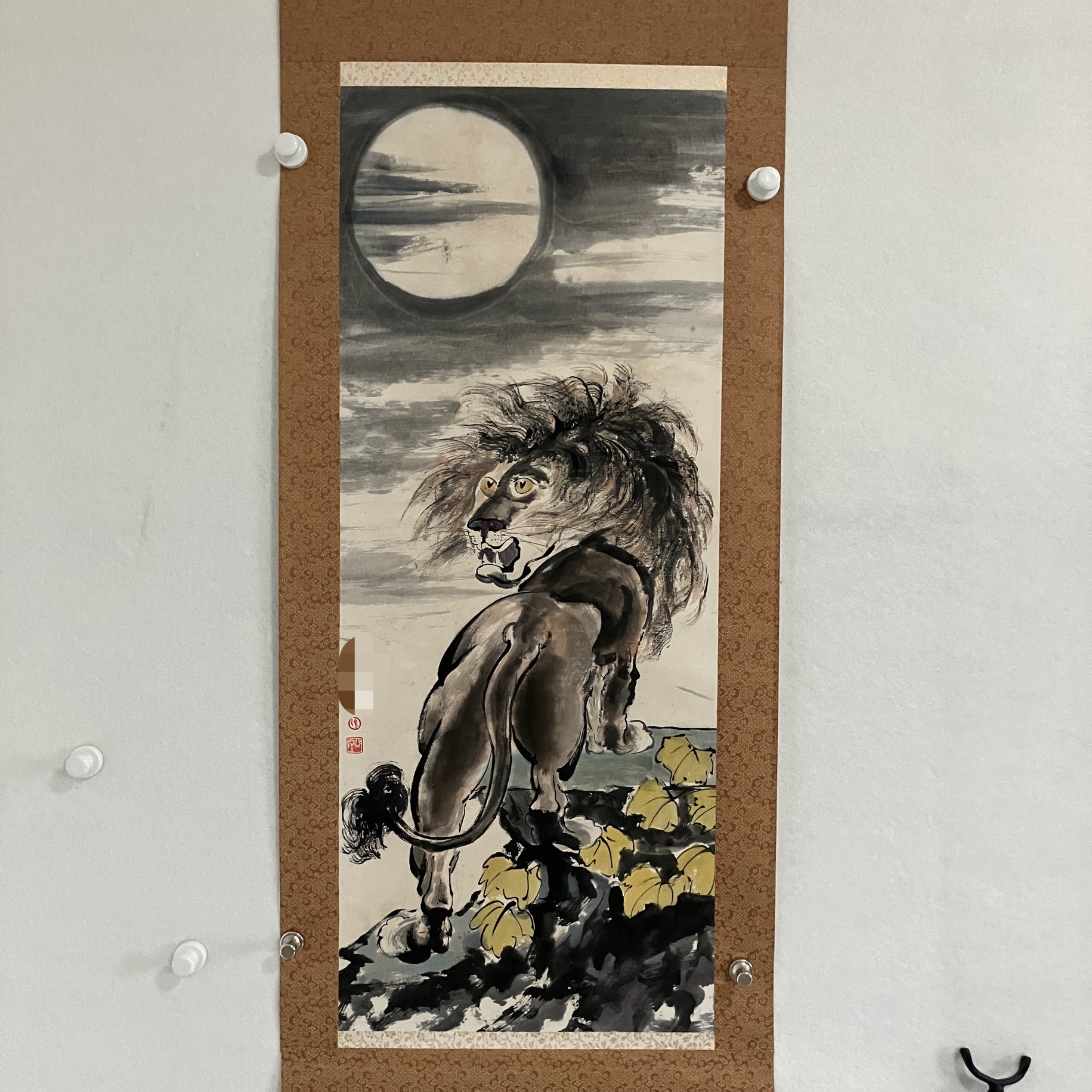 565雄狮 纸本设色 立轴98×39cm
