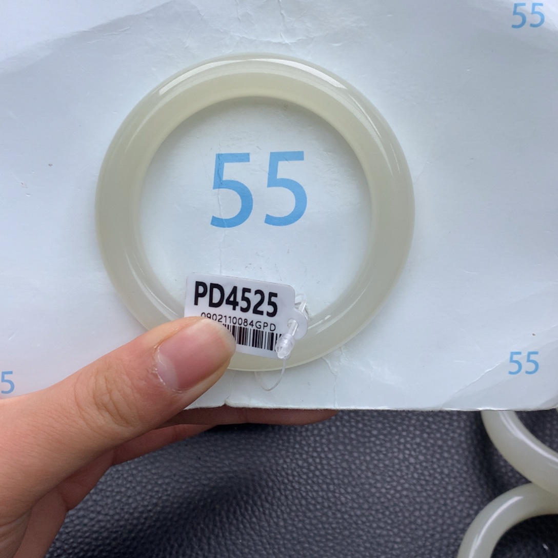 ****和田玉未镶嵌手镯