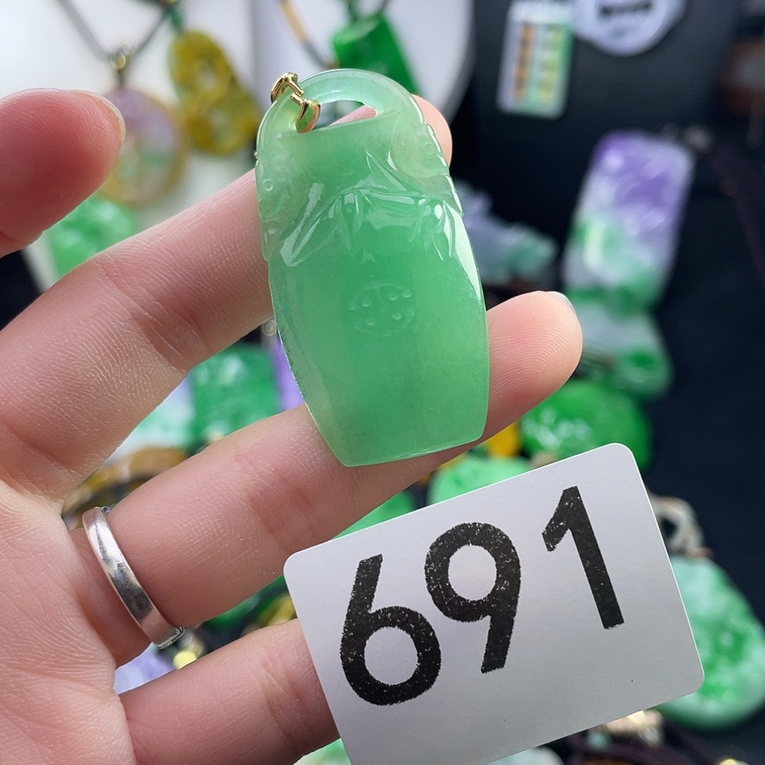 翡翠未镶嵌吊坠(赠链)