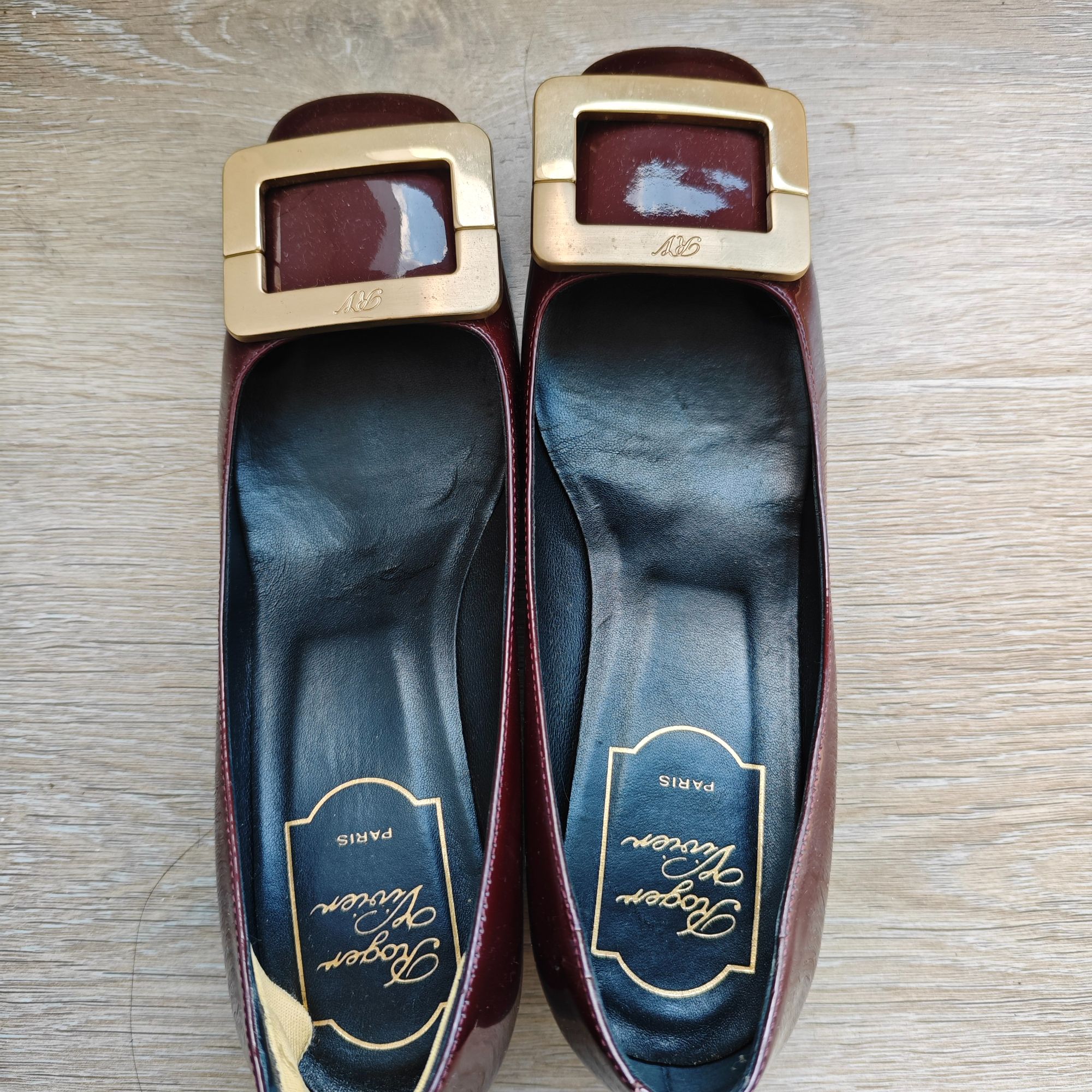 95新 Roger Vivier/罗杰·维威耶 皮红色金扣高跟鞋/250819WXRSY04