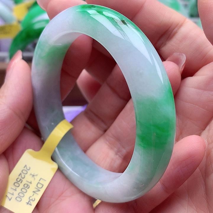 翡翠手镯未镶嵌翡翠