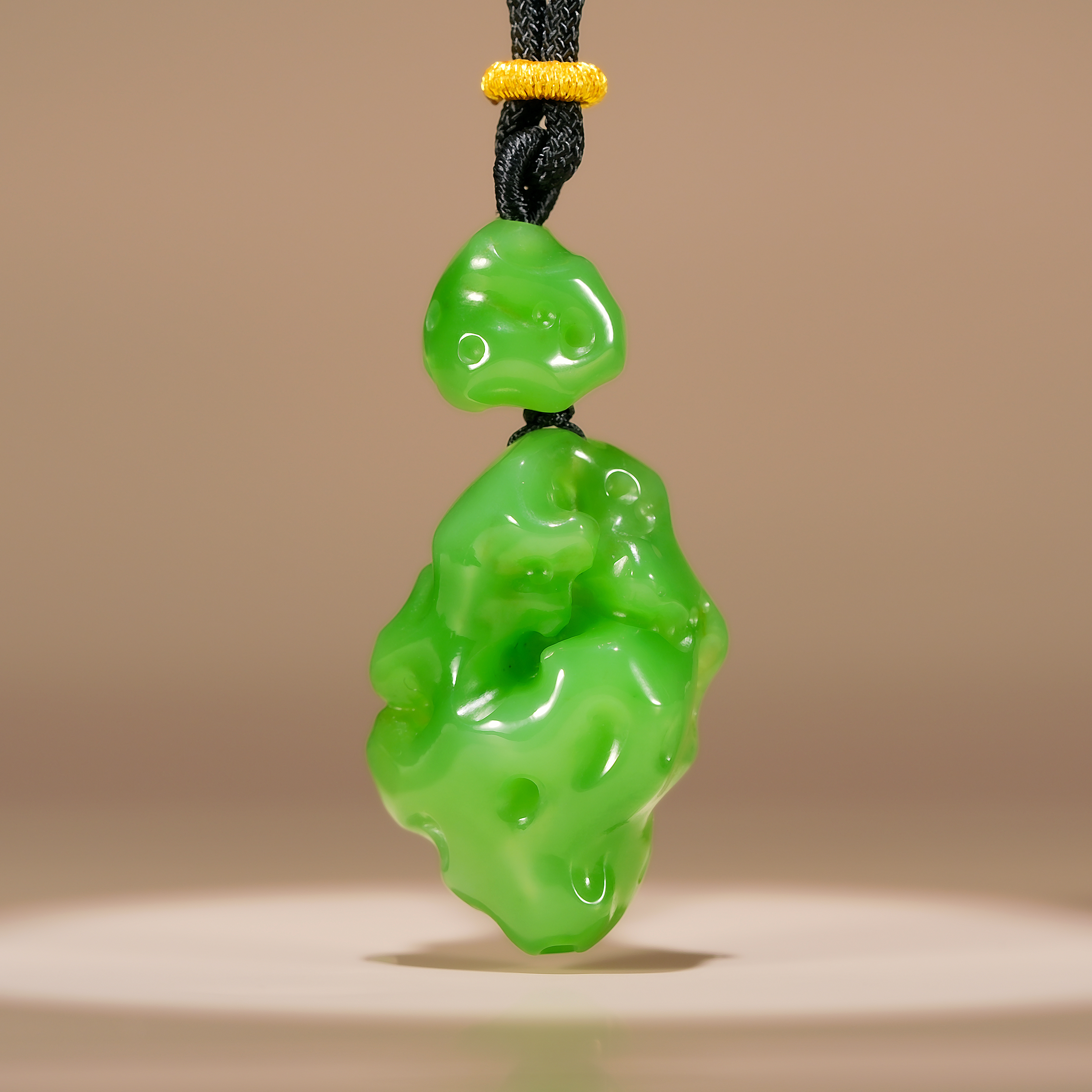 典藏级 和田玉高色苹果绿太湖石吊坠 30*22*12mm± H120407