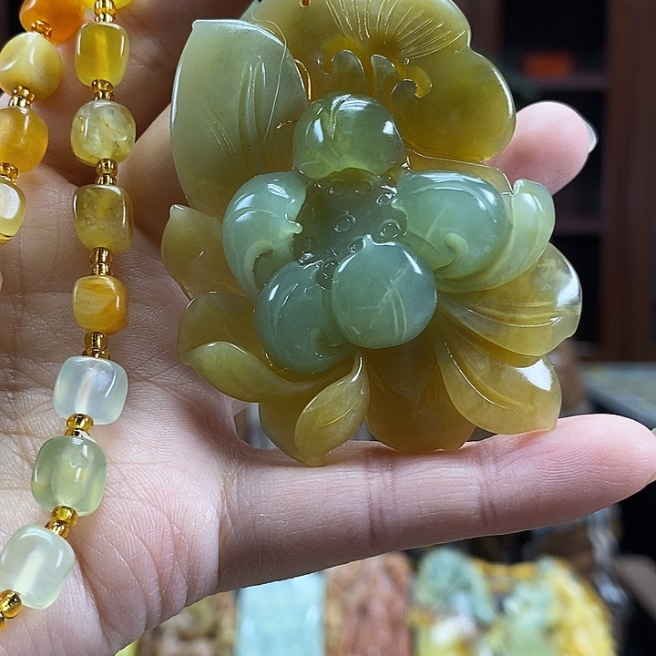 蛇纹石玉未镶嵌颈饰