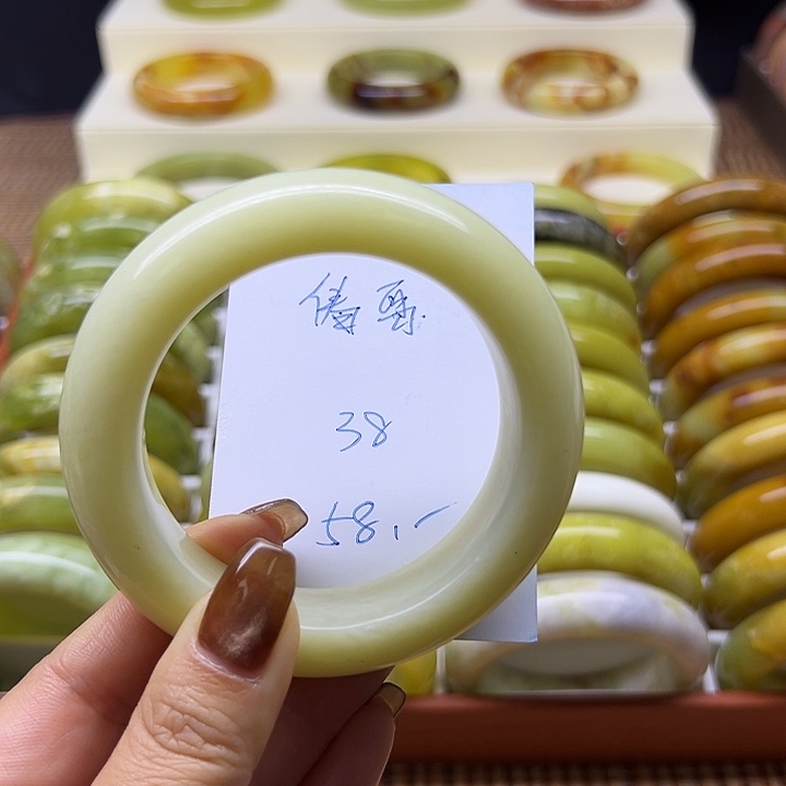 伊***雪岫玉未镶嵌手镯岫