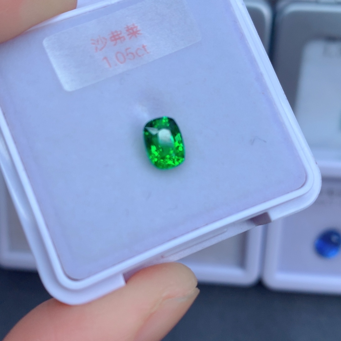 未镶嵌1.05克拉裸石石榴石（沙弗莱）小*