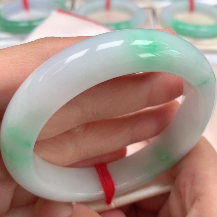 翡翠手镯未镶嵌白底阳绿飘花28