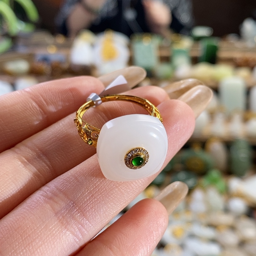 【闪购商品】和田玉戒指18K金镶嵌