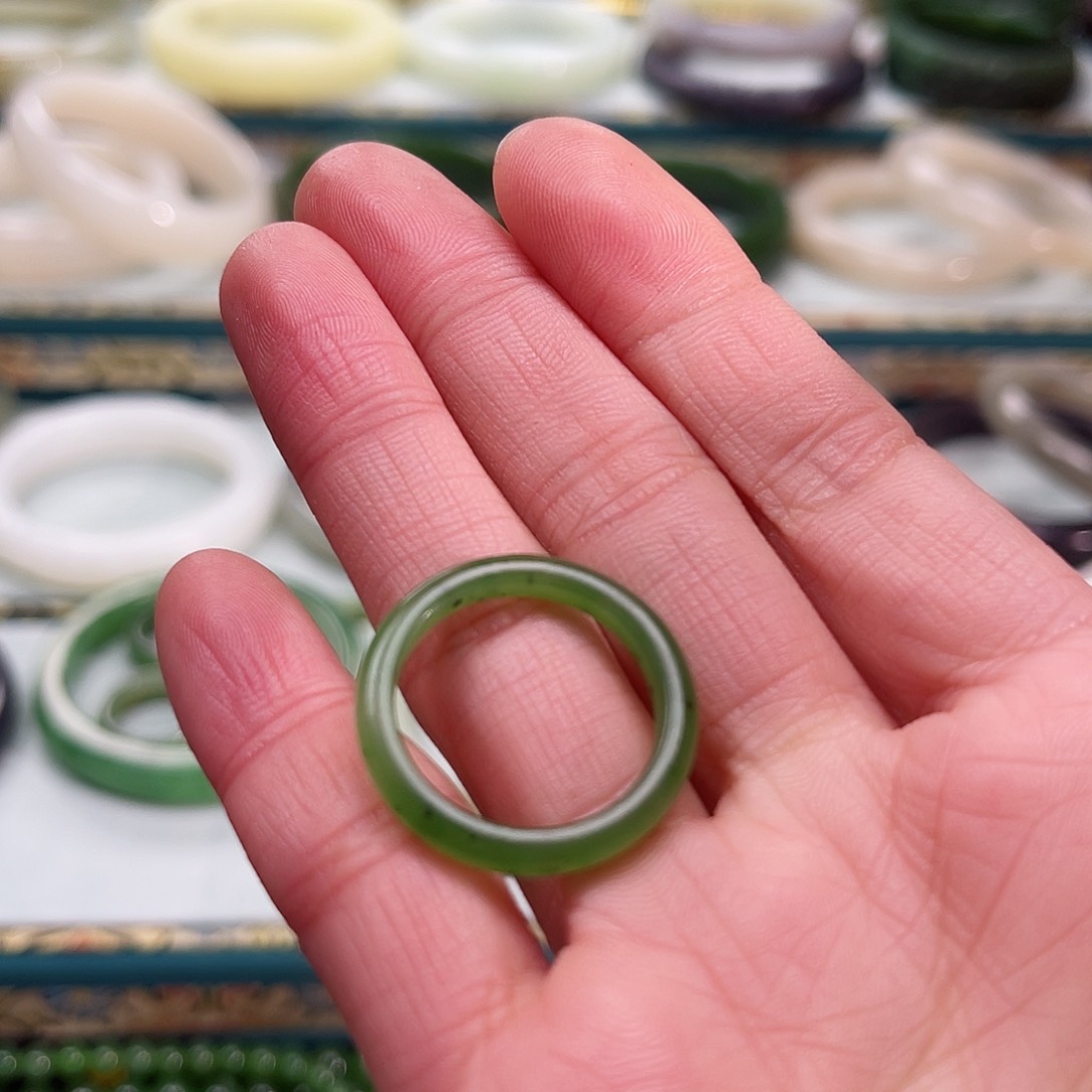 和田玉戒圈未镶嵌隔****?