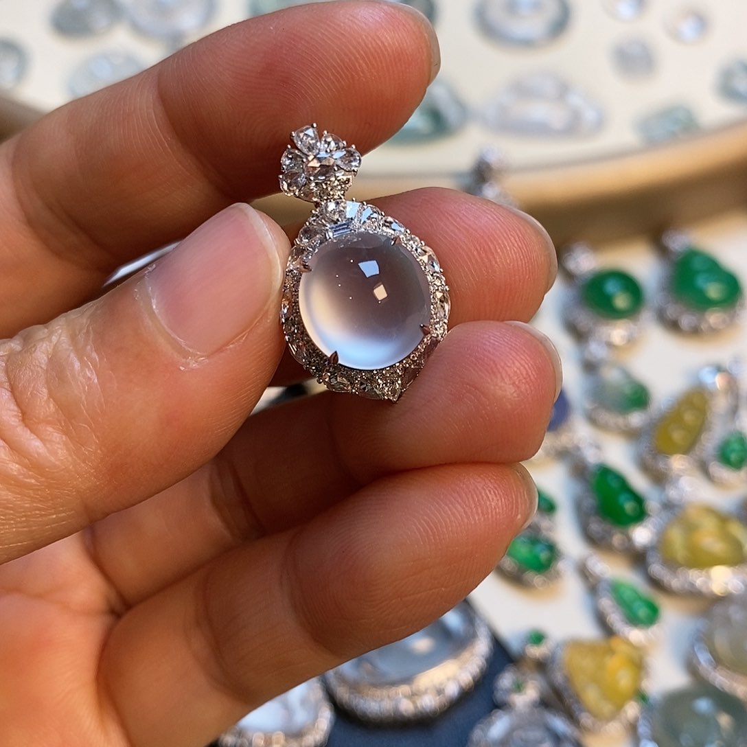 翡翠颈饰18K金镶嵌蛋面