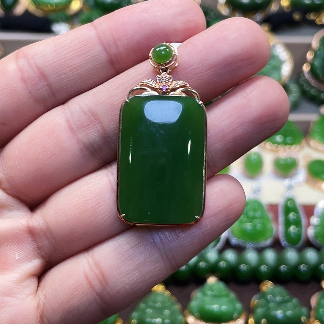 和田玉（碧玉）颈饰18K金镶嵌吊坠30mm