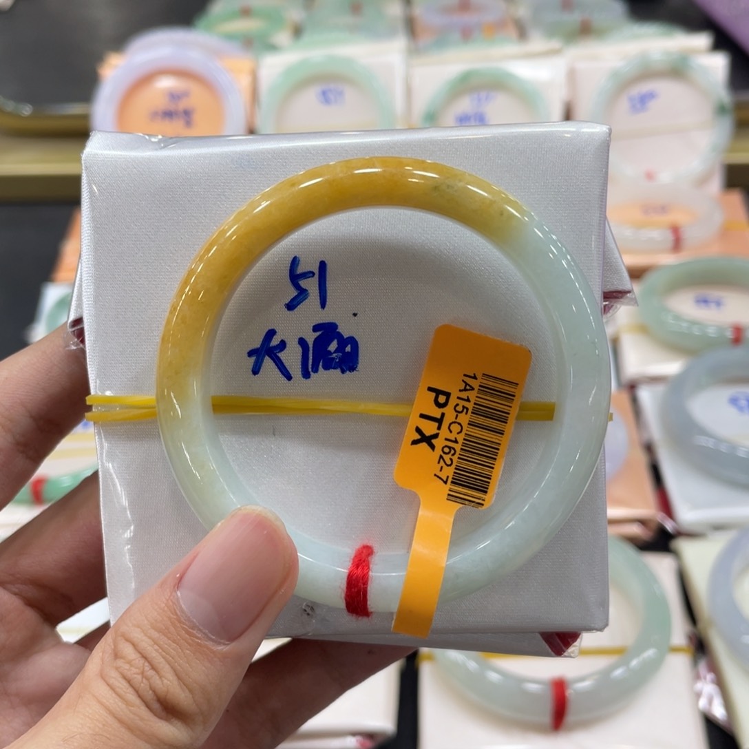 翡翠手镯未镶嵌翡翠手镯