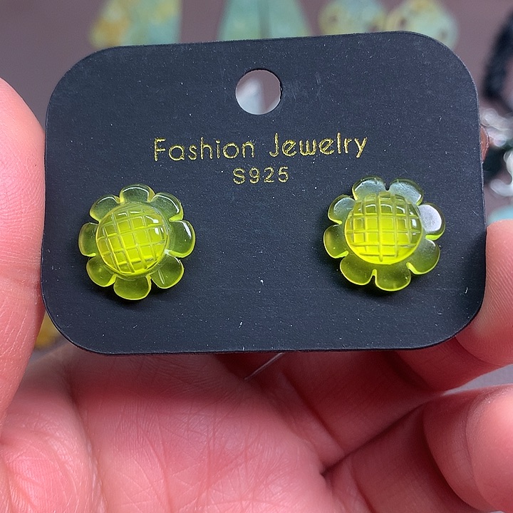 未镶嵌蛇纹石玉耳饰莫****5