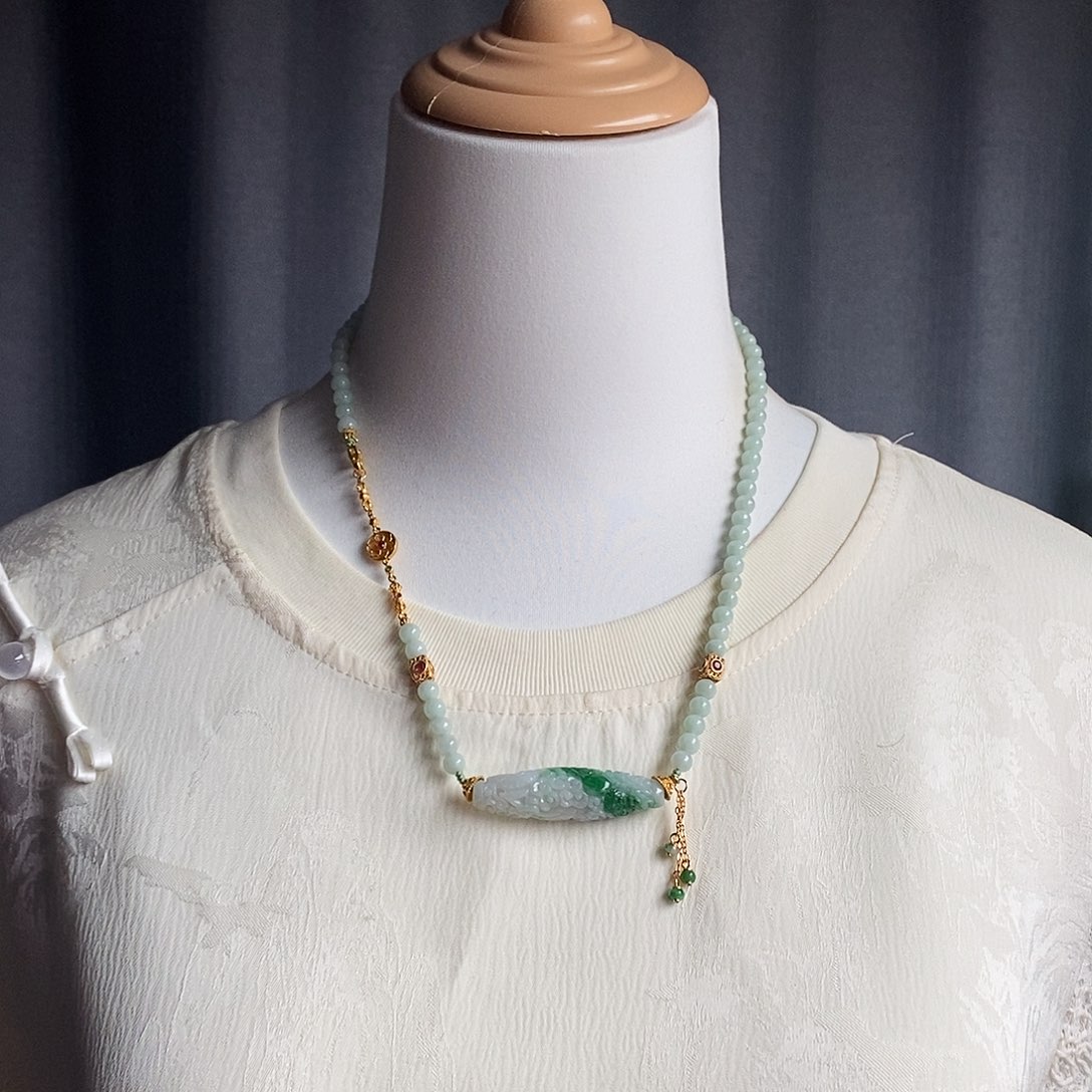 翡翠未镶嵌吊坠(赠链)