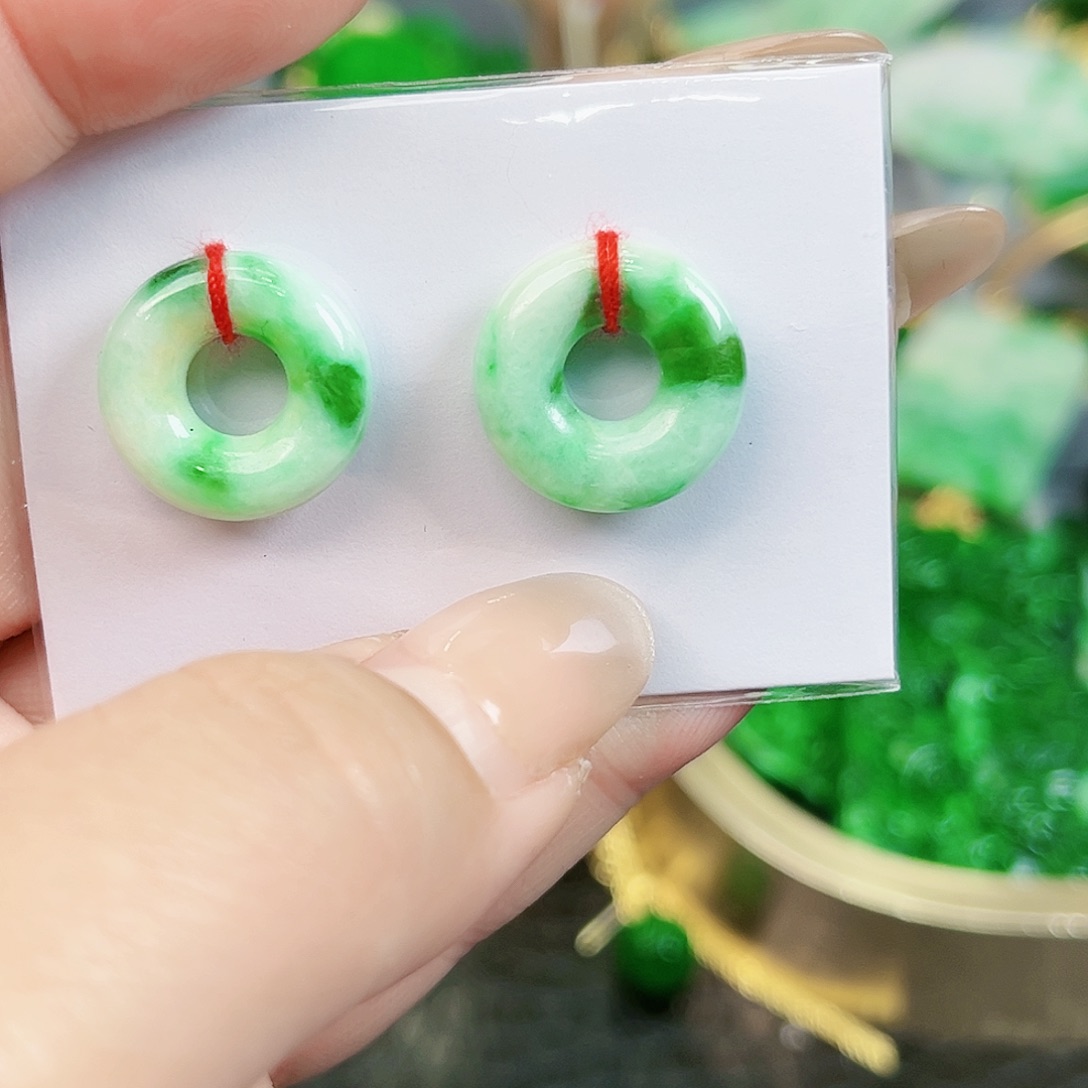 翡翠颈饰未镶嵌耳饰