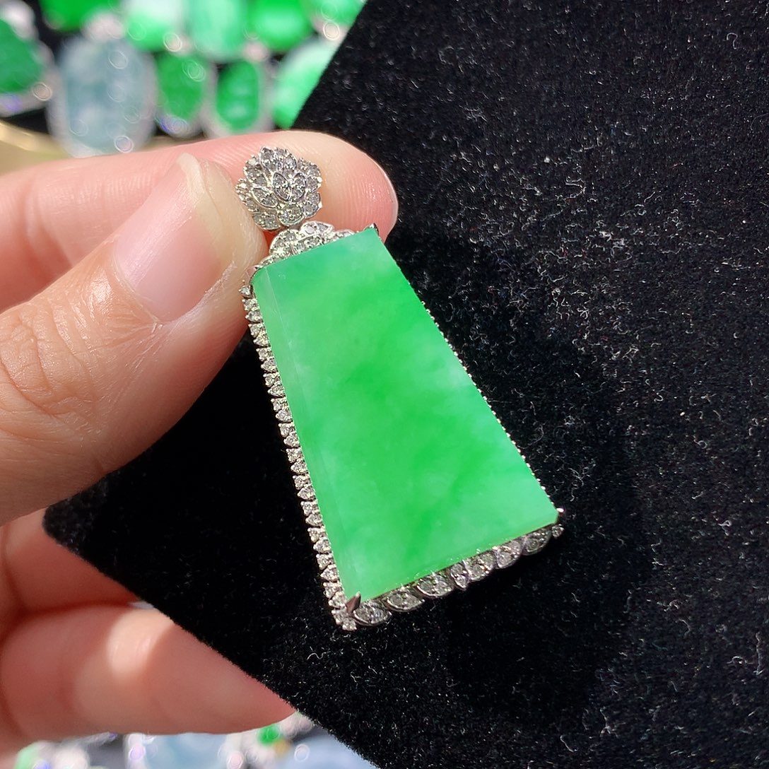 翡翠18K金镶嵌颈饰