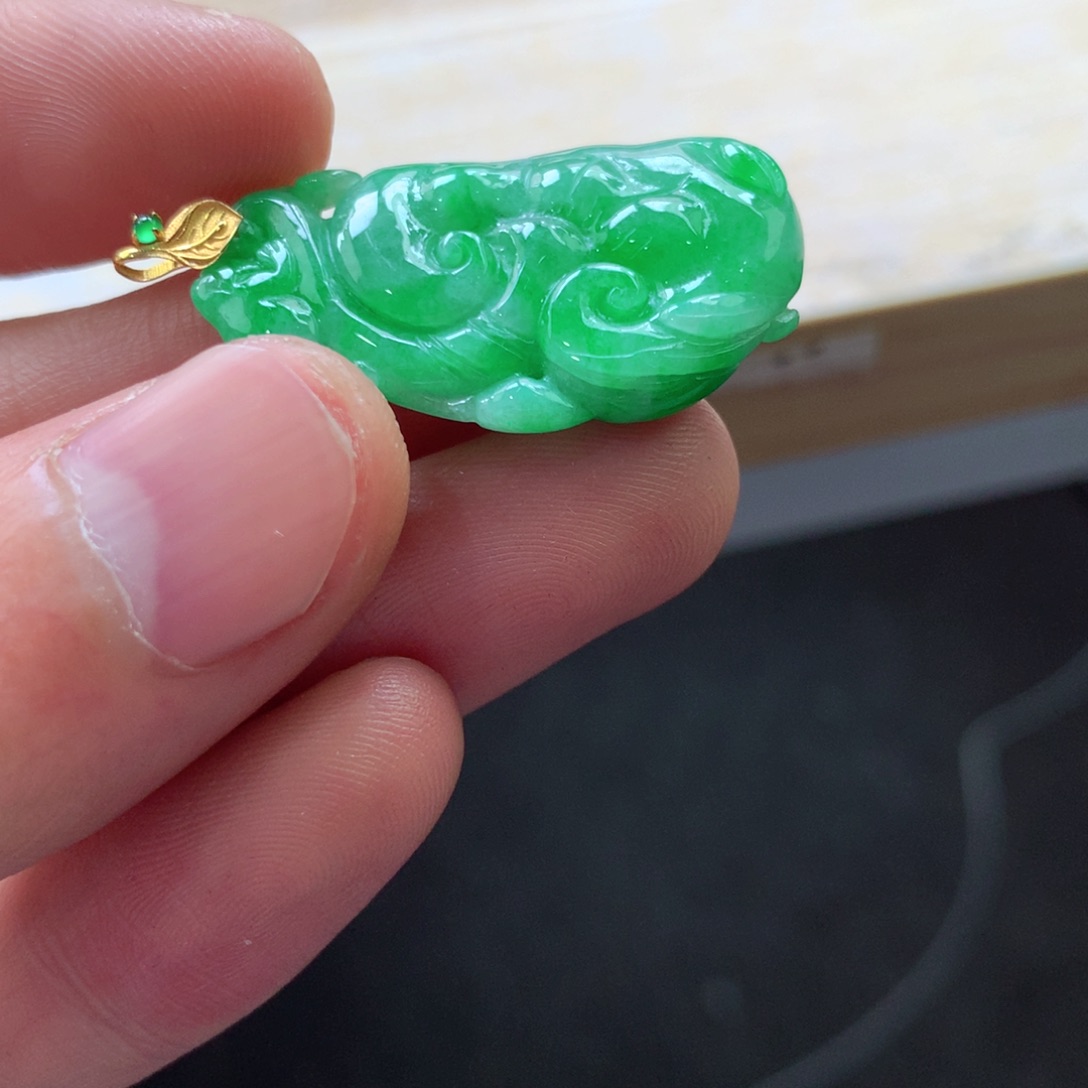 翡翠颈饰18K金镶嵌吊坠