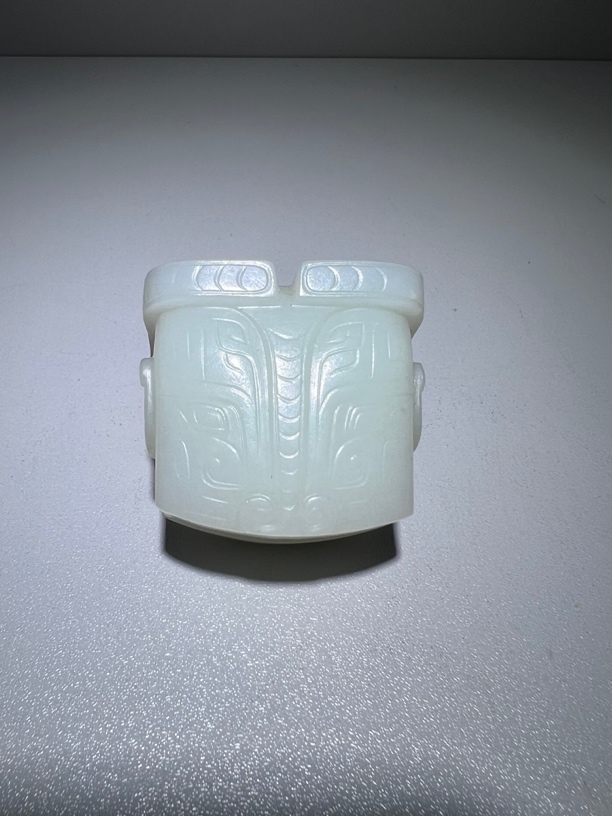 和田玉白玉兽面挂件，雕刻精美
