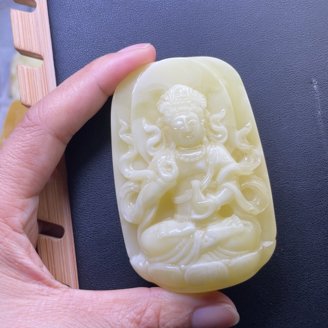 琥珀未镶嵌颈饰天然的琥珀蜜蜡