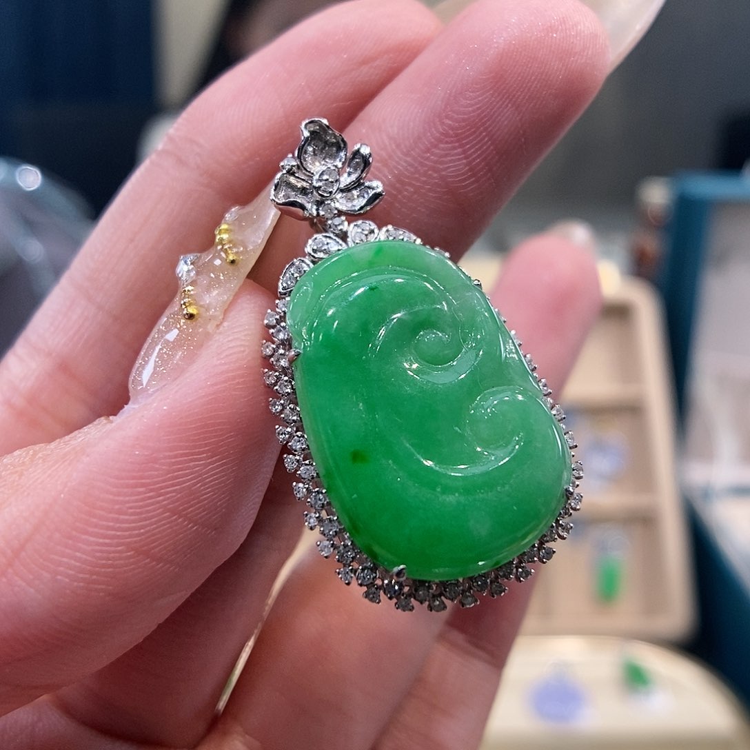 翡翠吊坠(不含链)18K金镶嵌如意