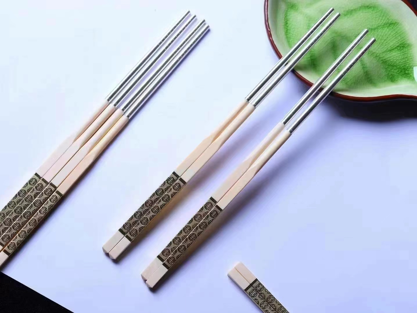 猛犸牙精致牙筷，顶部采用镀金浮雕工艺，高贵典雅～（配送礼盒）