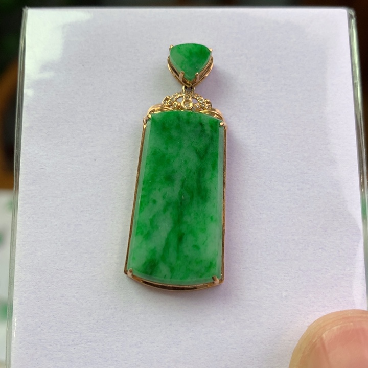 翡翠18K金镶嵌颈饰翡翠