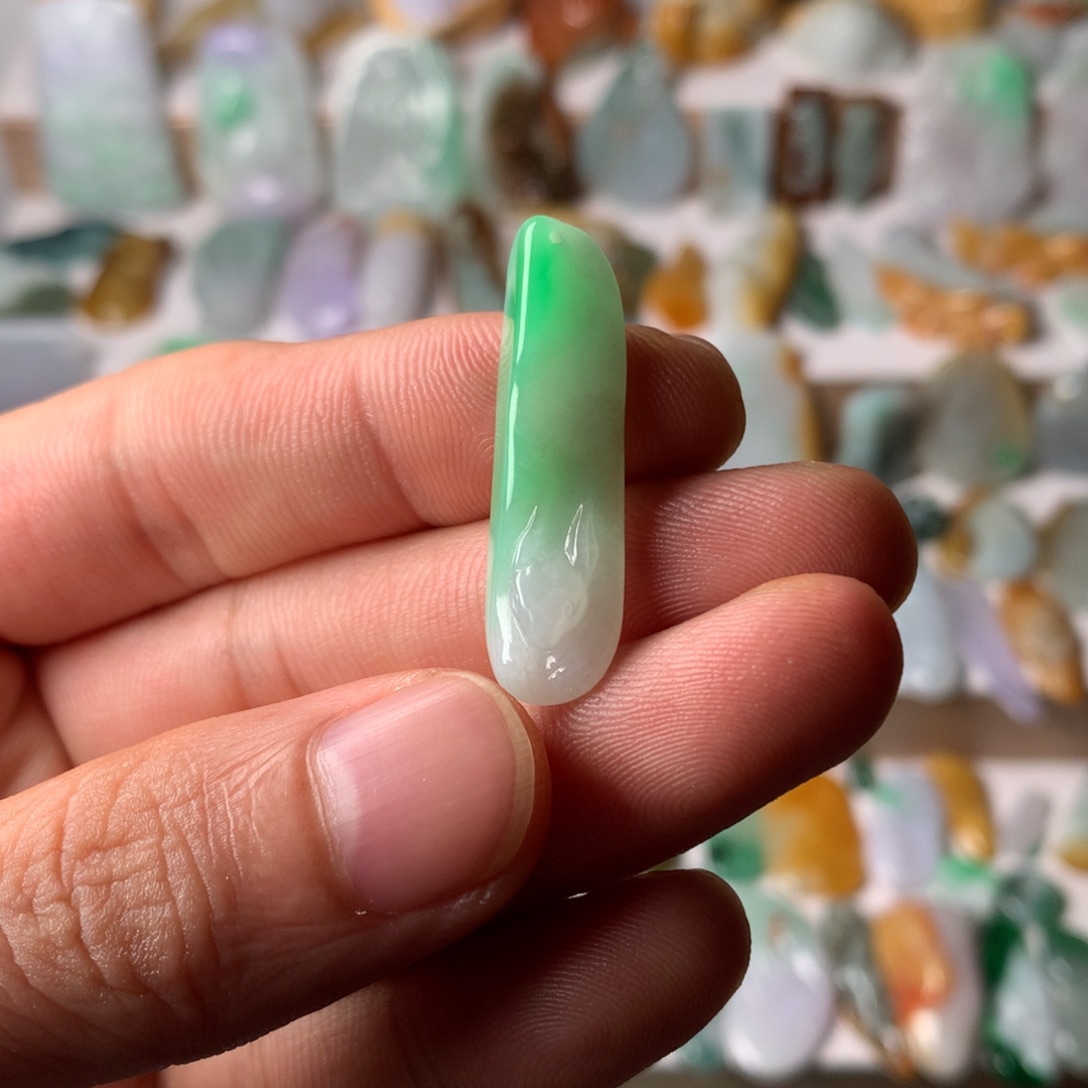 O***e翡翠未镶嵌颈饰狐狸。