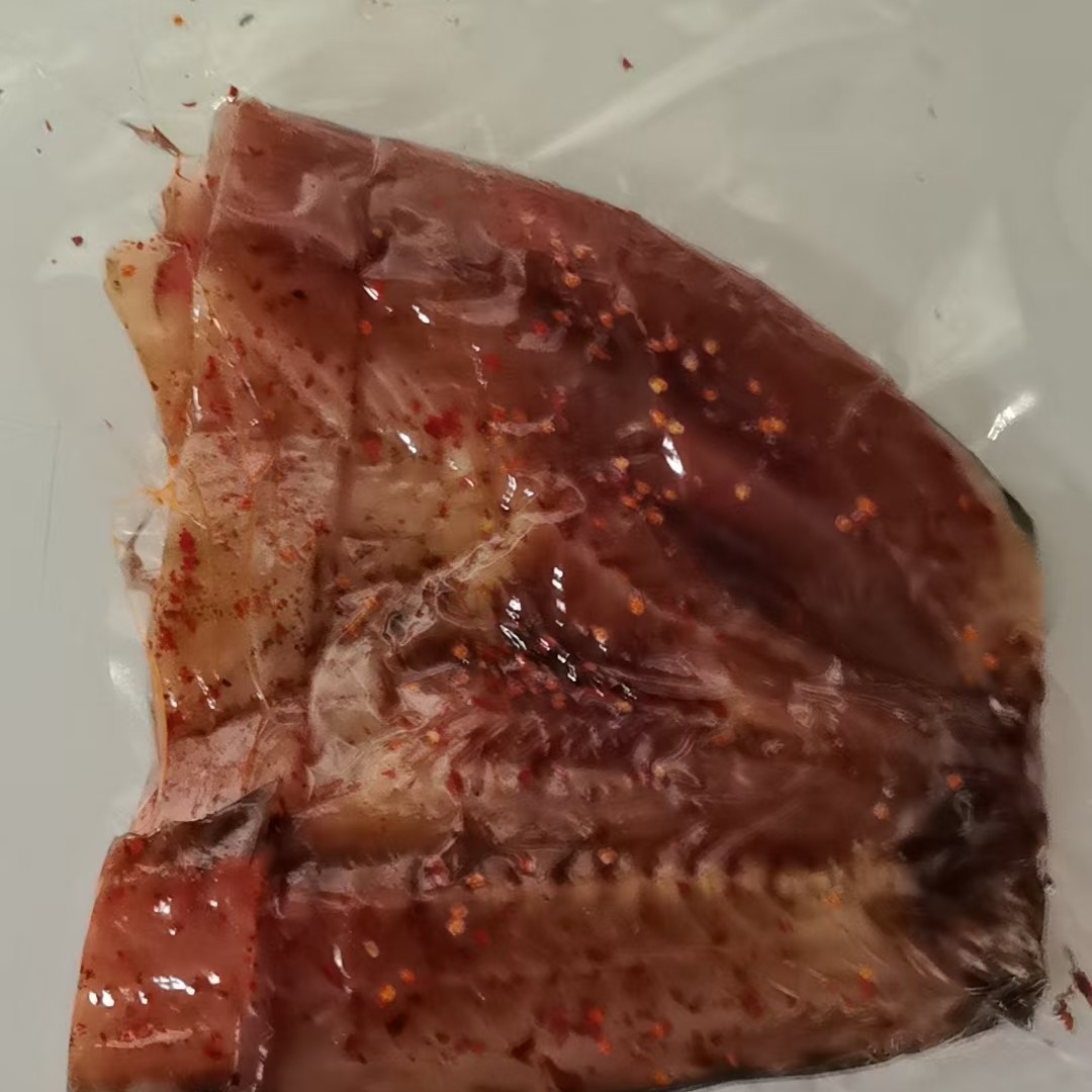 农家腌制腊鱼称重售卖