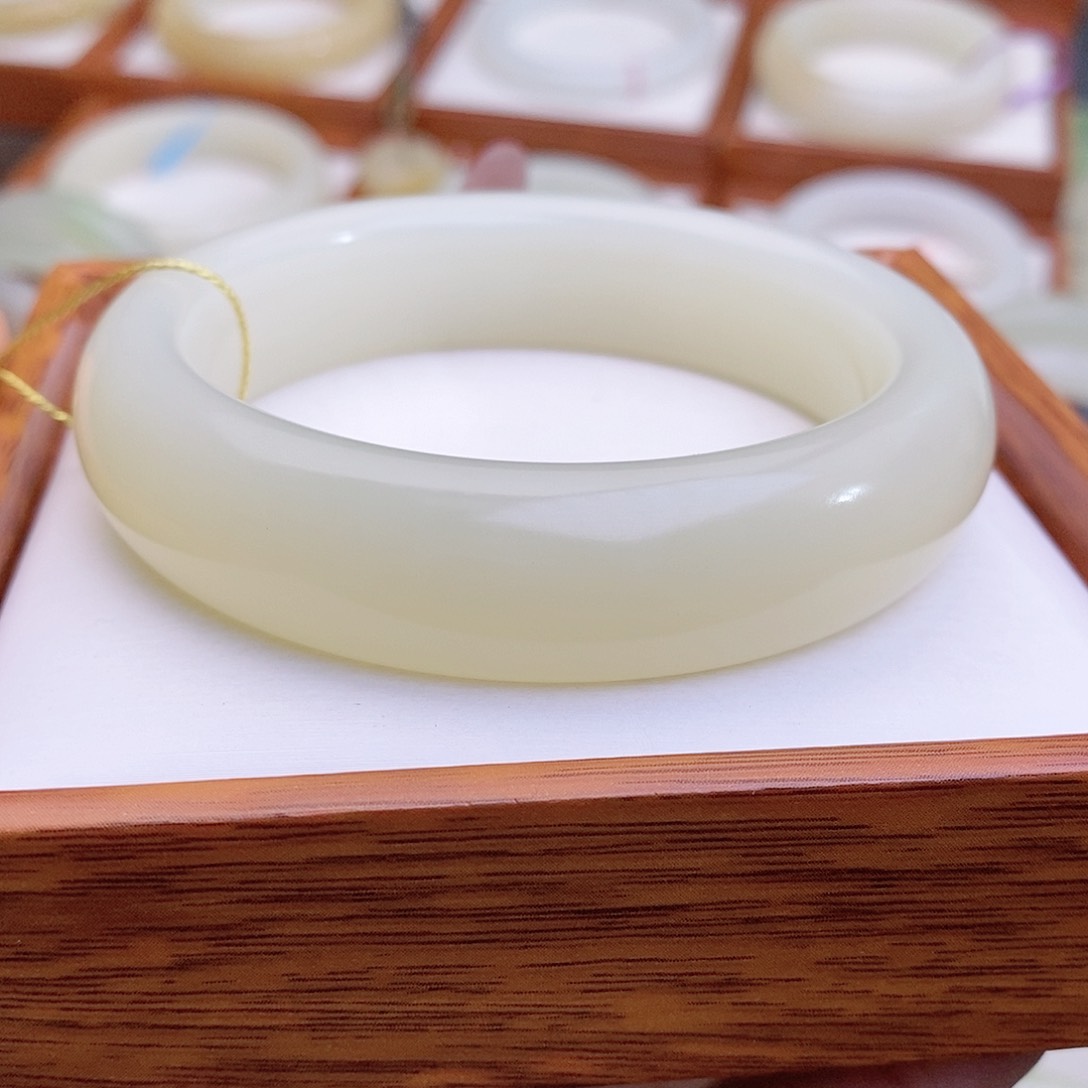 和田玉手镯未镶嵌57.7