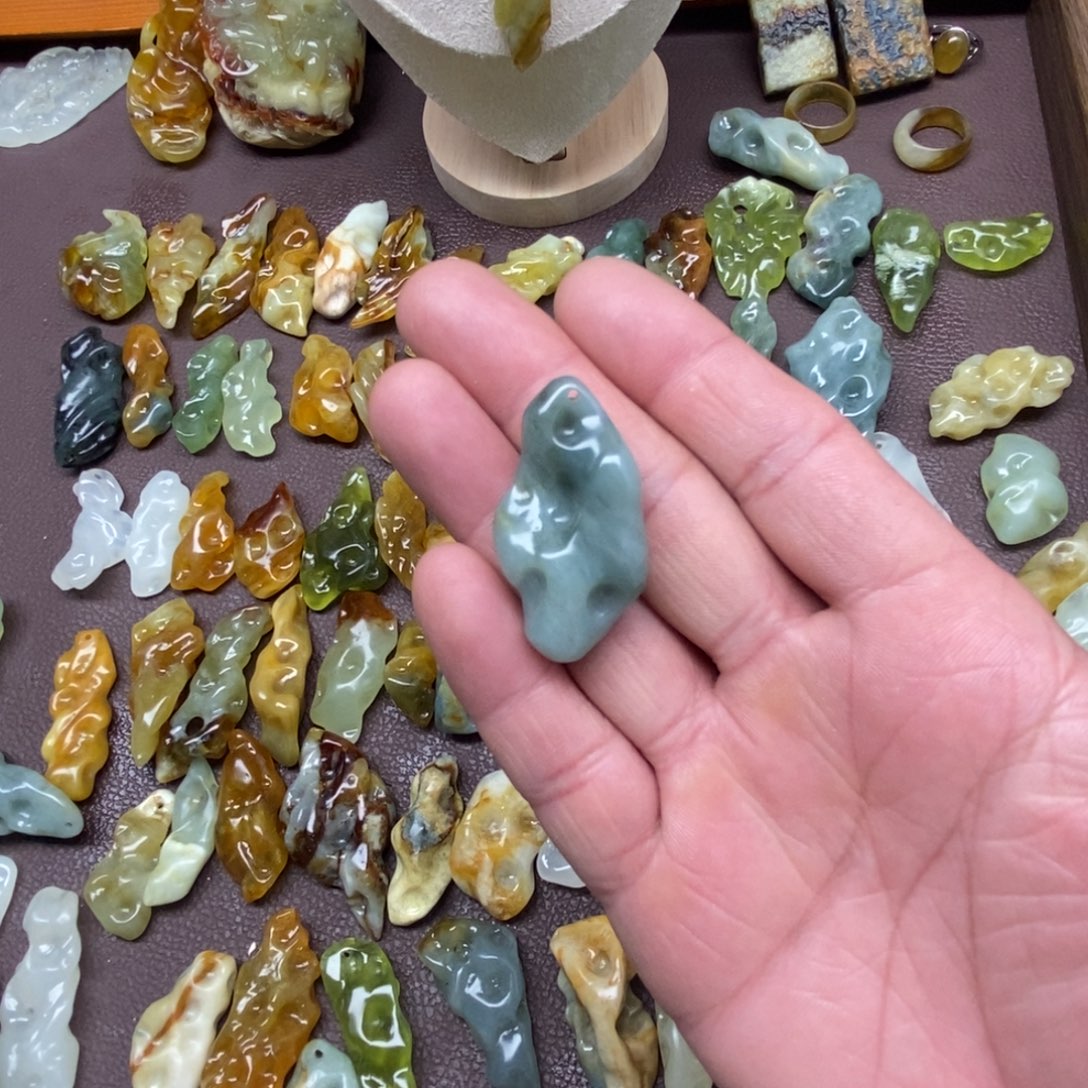 风***。蛇纹石玉未镶嵌颈饰