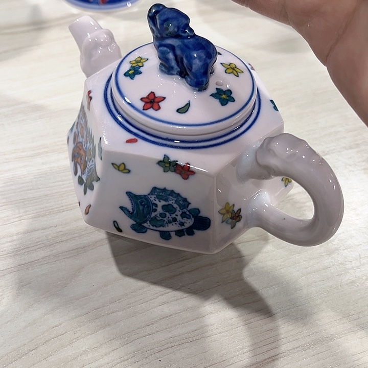 瓷片//////景德镇陶瓷茶壶。红。