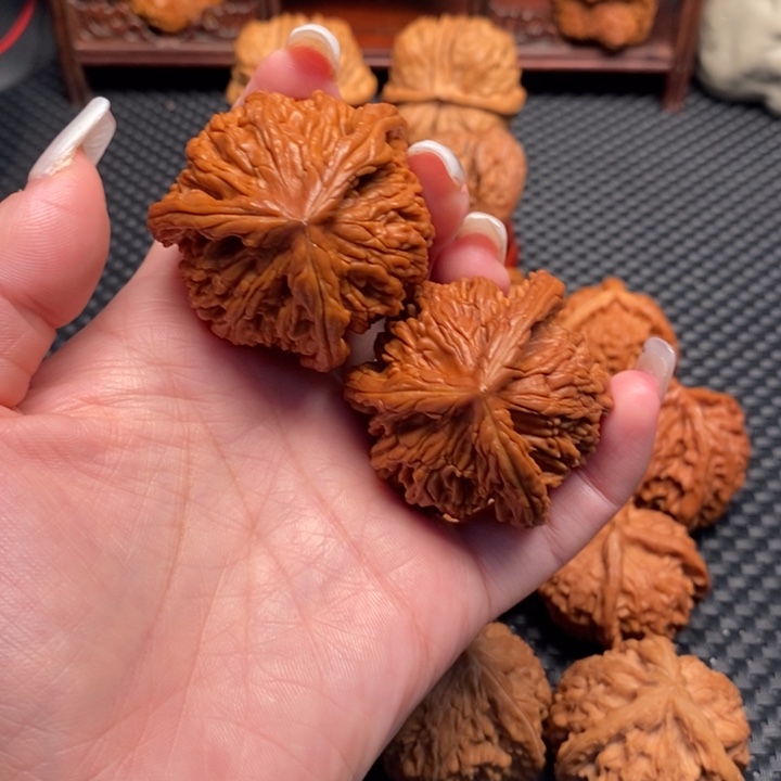 文玩核桃吊坠虎头奔