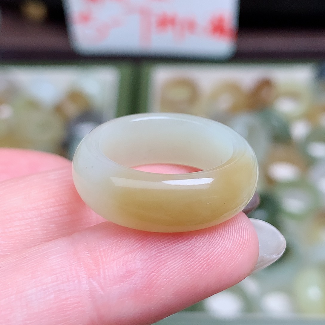 未镶嵌戒指和田玉