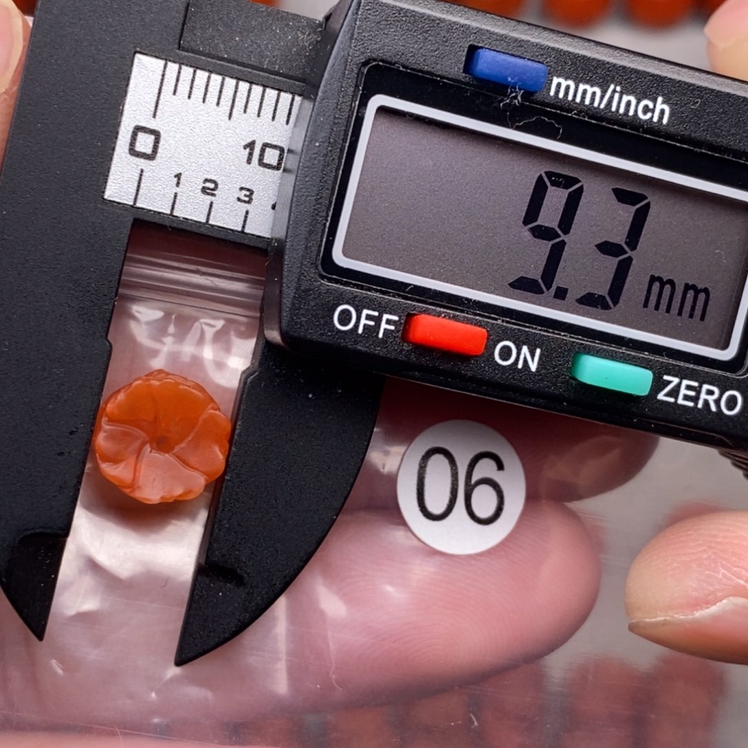 南红玛瑙未镶嵌配饰有瑕疵