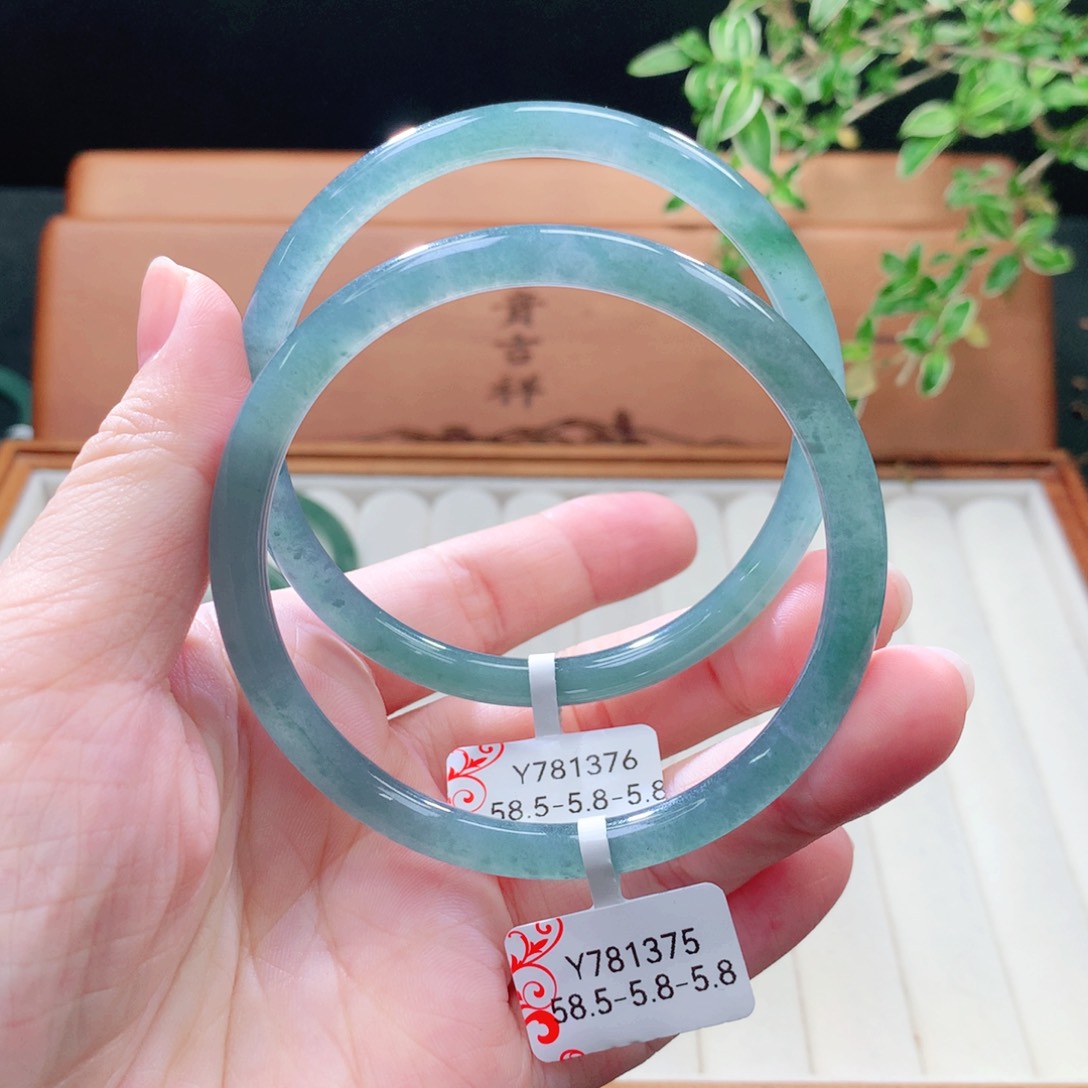 未镶嵌手镯（圆镯）翡翠