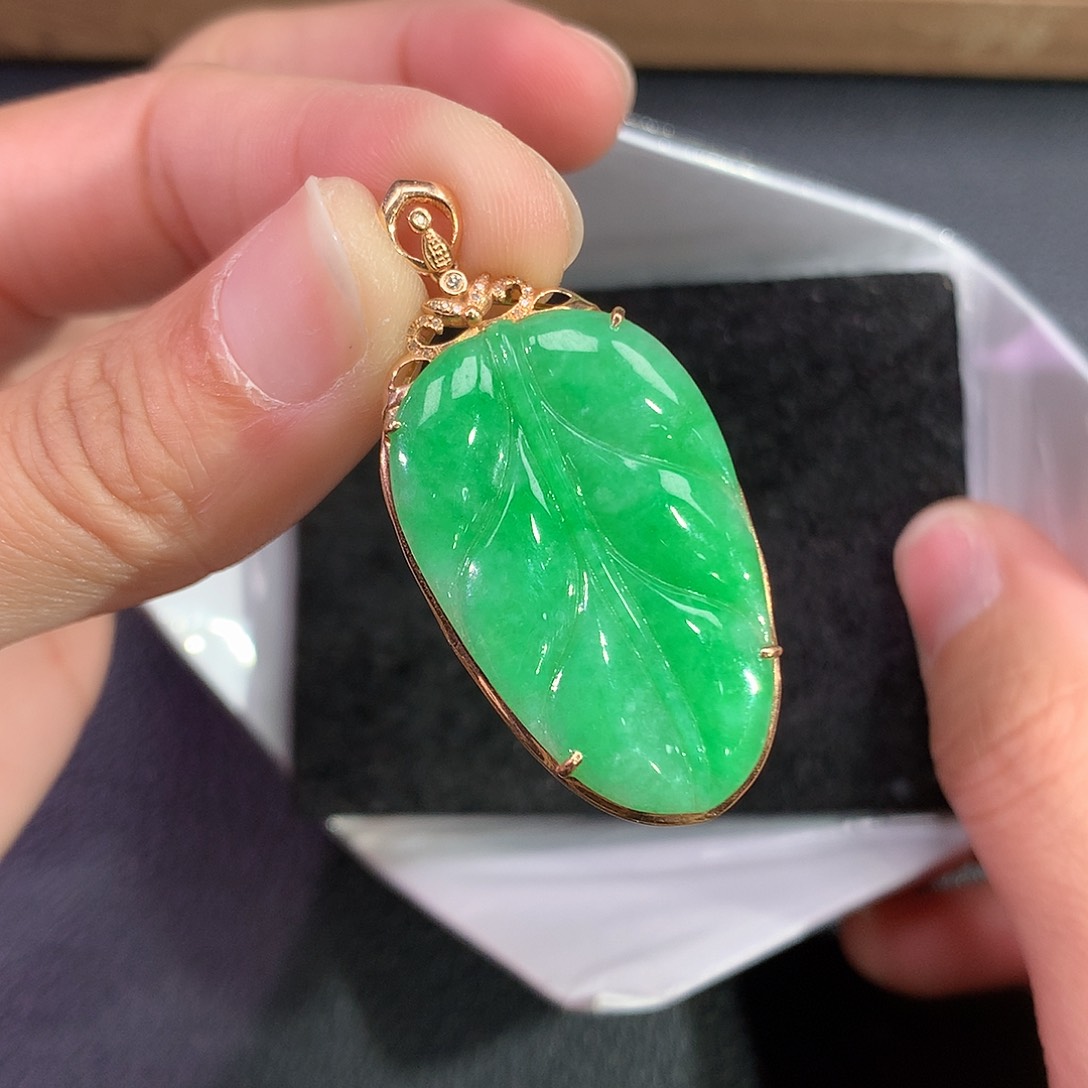翡翠吊坠(赠链)18K金镶嵌