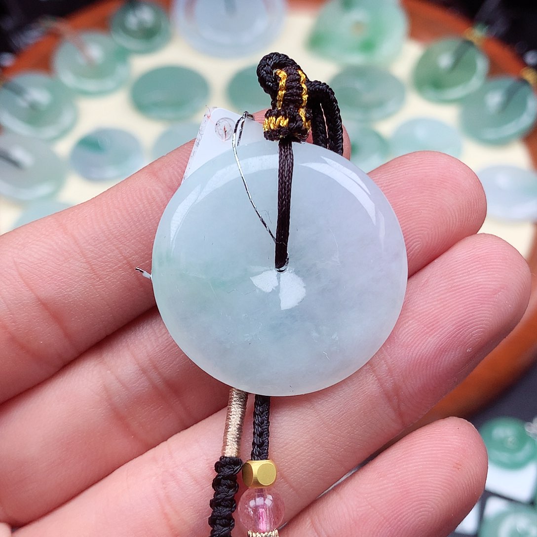 翡翠颈饰未镶嵌平安扣