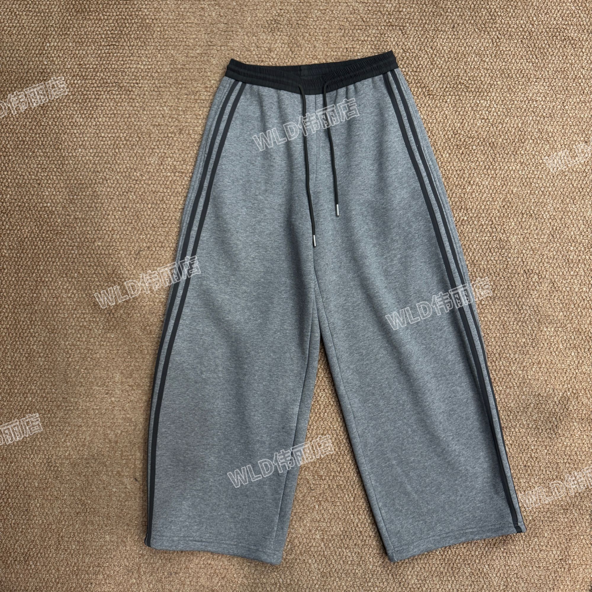 伟丽6店4670款【腰头拼色侧边条纹加绒阔腿裤】拼接加绒阔腿卫裤