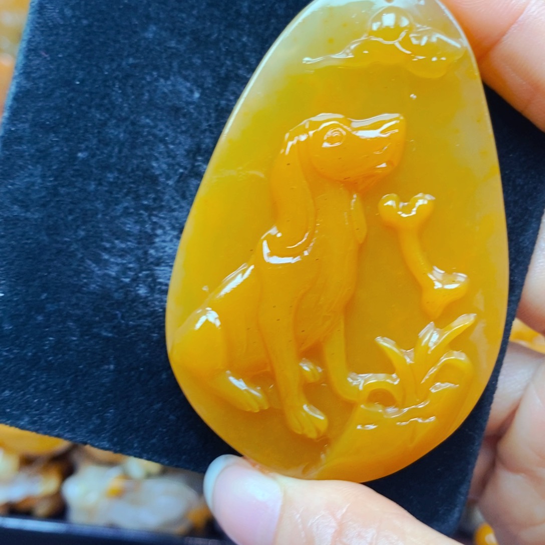 未镶嵌石英质玉（黄龙玉）颈饰