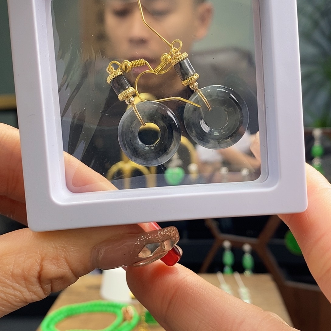 翡翠耳饰未镶嵌翡翠